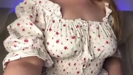 Jucielussie fingert enge muschi im sexy kleid