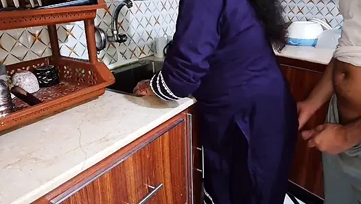 Hintli koca mutfakta karısıyla seks yapıyor