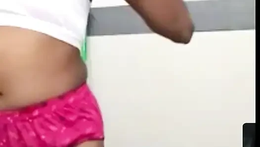 Gadis cantik india yang lagi sendirian pamer memek
