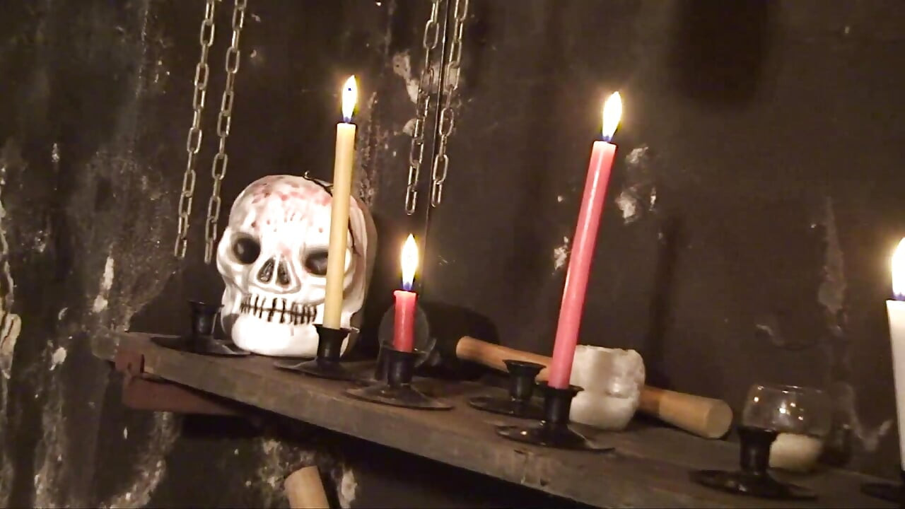 Niegrzeczna dziewczyna lezdom karze jej pisklę Shibari