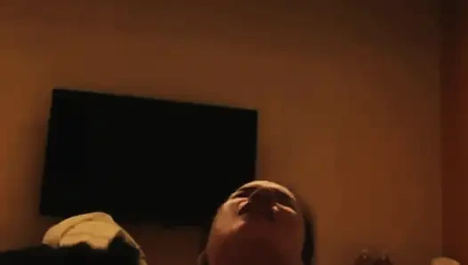 In einem raum in Florida masturbiert sie jeden tag und wartet darauf, dass sie ihr im chat eine nachricht senden