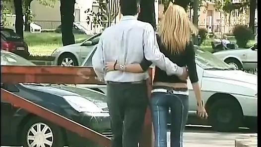 Pelacur pirang muda dijemput di taman memberikan blowjob yang bagus