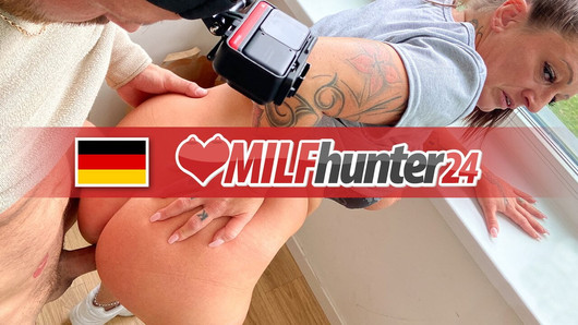 凯文乱搞肮脏的老骚货艾德里安亲吻！ milfhunter24.com