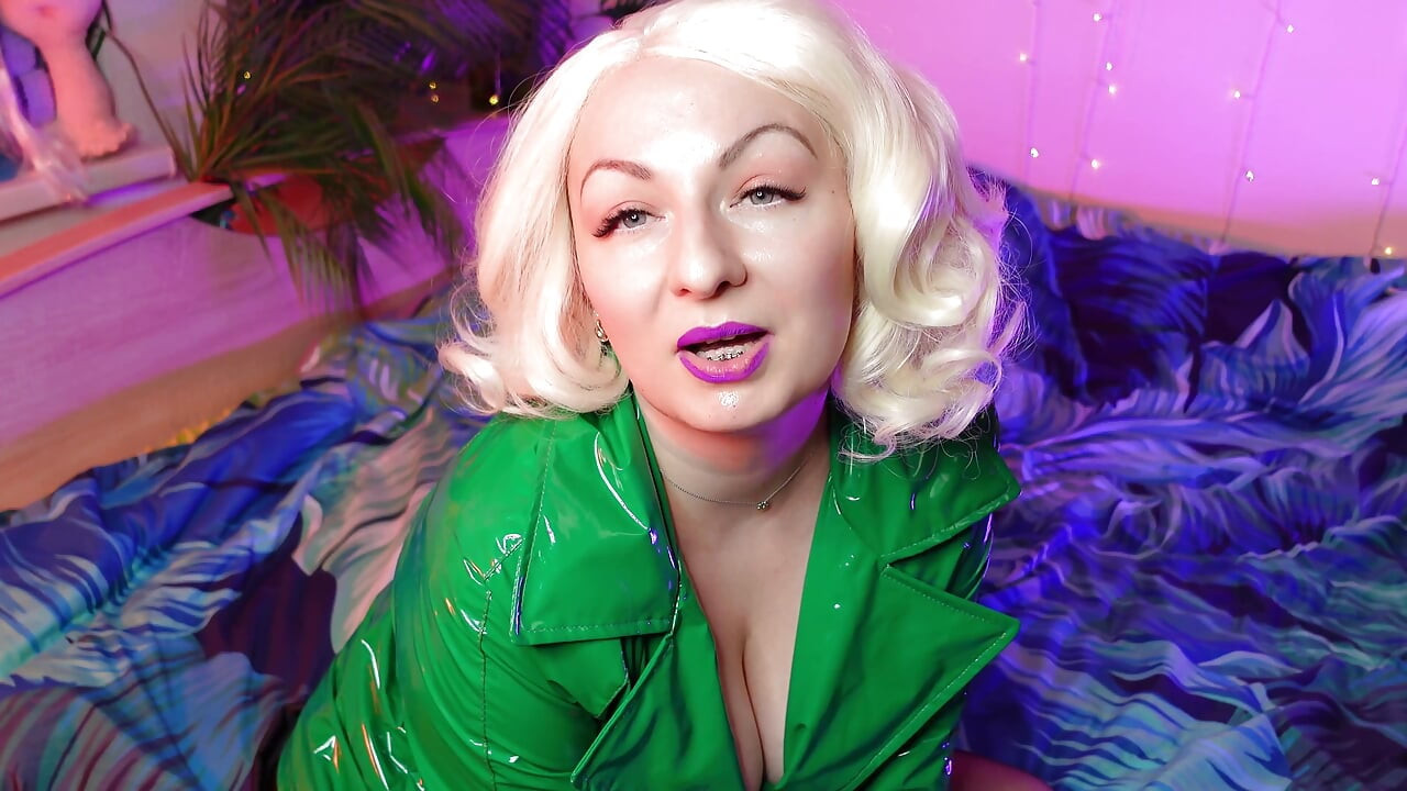 Grobes domina-WICHs-video, dirtytalk von blonder MILF in strümpfen