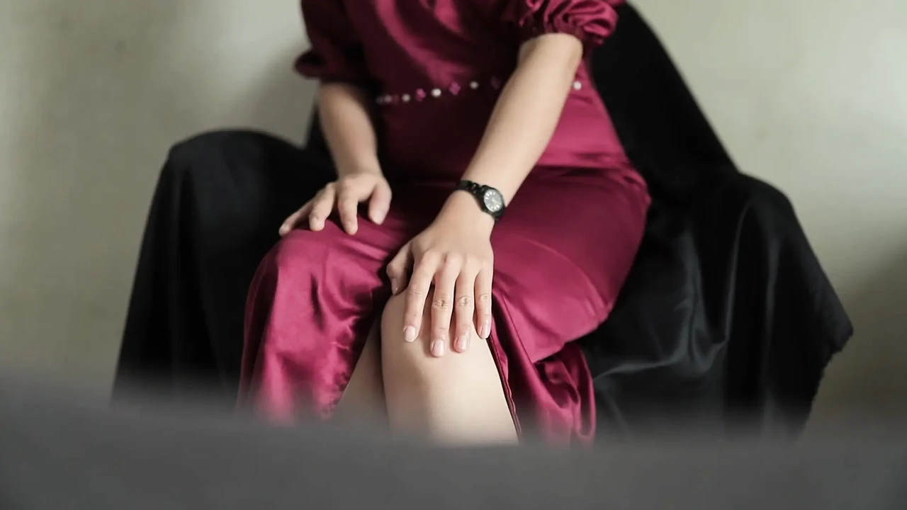 BEFORE GOING TO A FRIEND'S WEDDING, MASTURBATE DUKU UNTIL HER PUSSY IS MUDDY