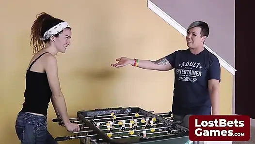 Игра-фосбол с раздеванием обещает угощение шлепаньем в конце