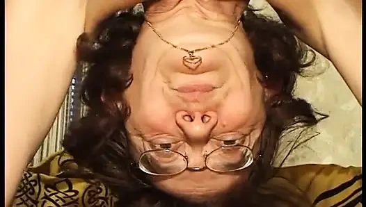 Çoraplı spex nine sikiliyor ve yüzüne boşalma