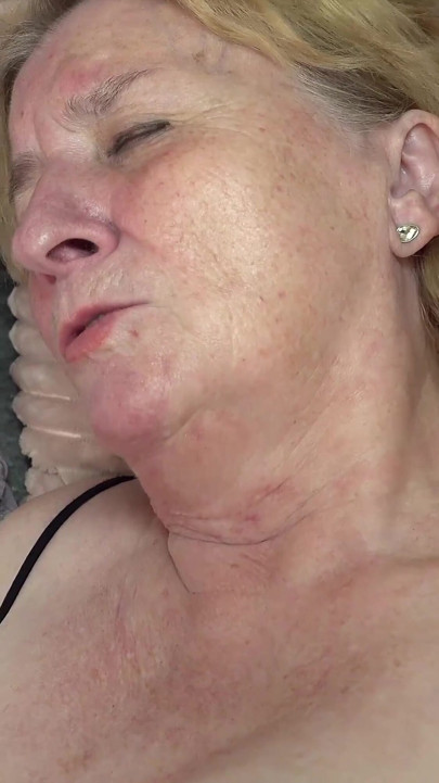 Bunica roșcată de 80 de ani încearcă sexul anal