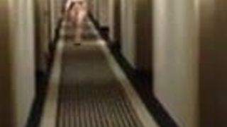 Vrouw loopt naakt in hotel