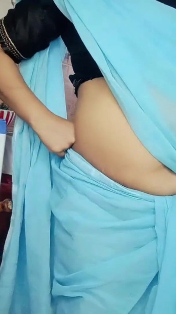 Θεαματική στιγμή από το "Bengali desi Housewife Fuckd with Her Servant at kitchen Room.clear audio."