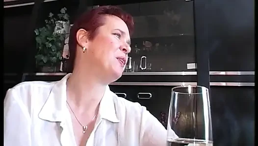 Şişman Alman kızıl saçlı kaltak iki azgın adamla alay ediyor