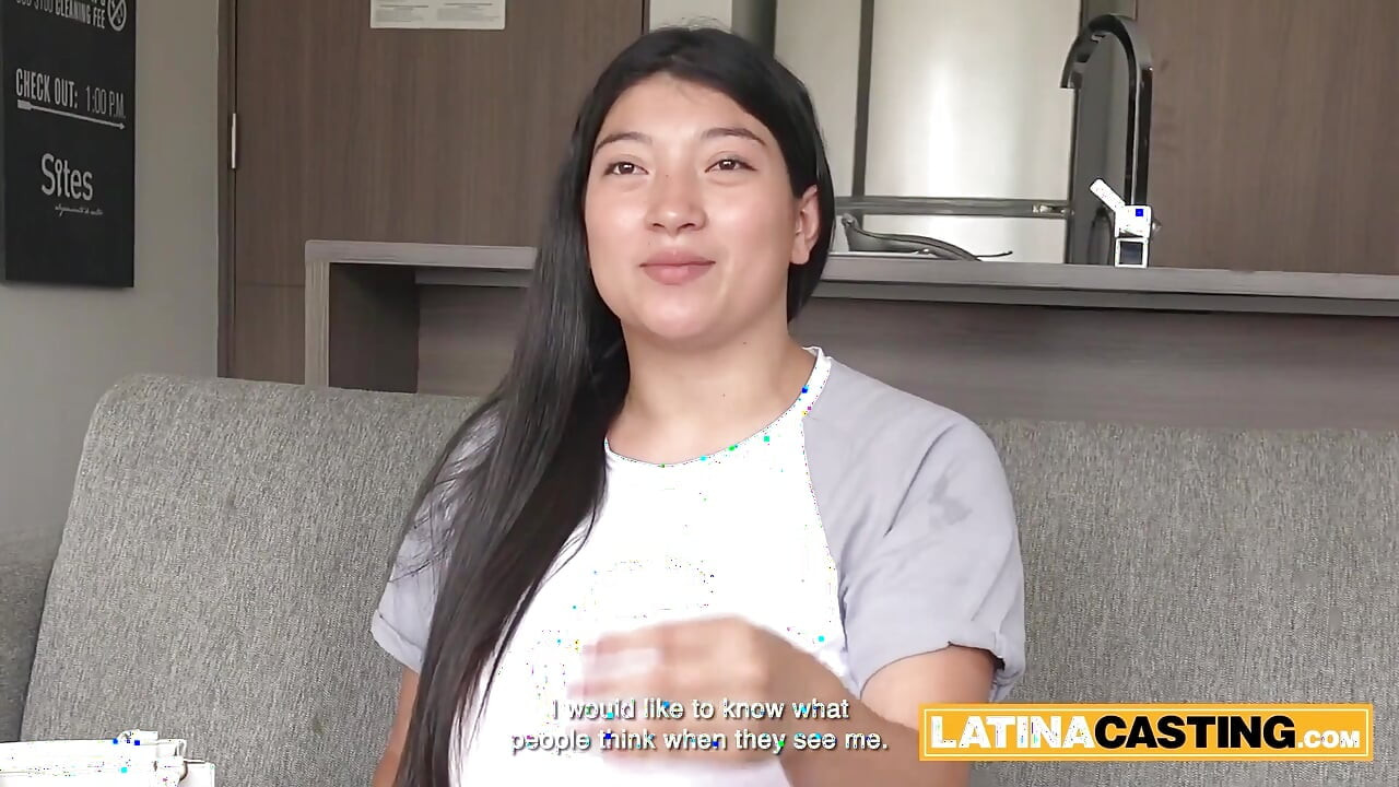 Büyük memeli Asyalı latin baş aşağı gırtlağına kadar öğürüyor ve meme sikişi