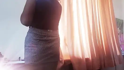 Дези Tina в кемпинге дома во время работы