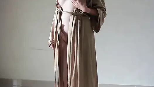 Indonesisches Tobrut-mädchen, das beim sex eine sexy satinrobe trägt