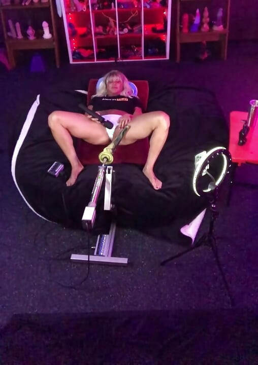 Une blonde sexy teste son nouvel entraîneur de profondeur