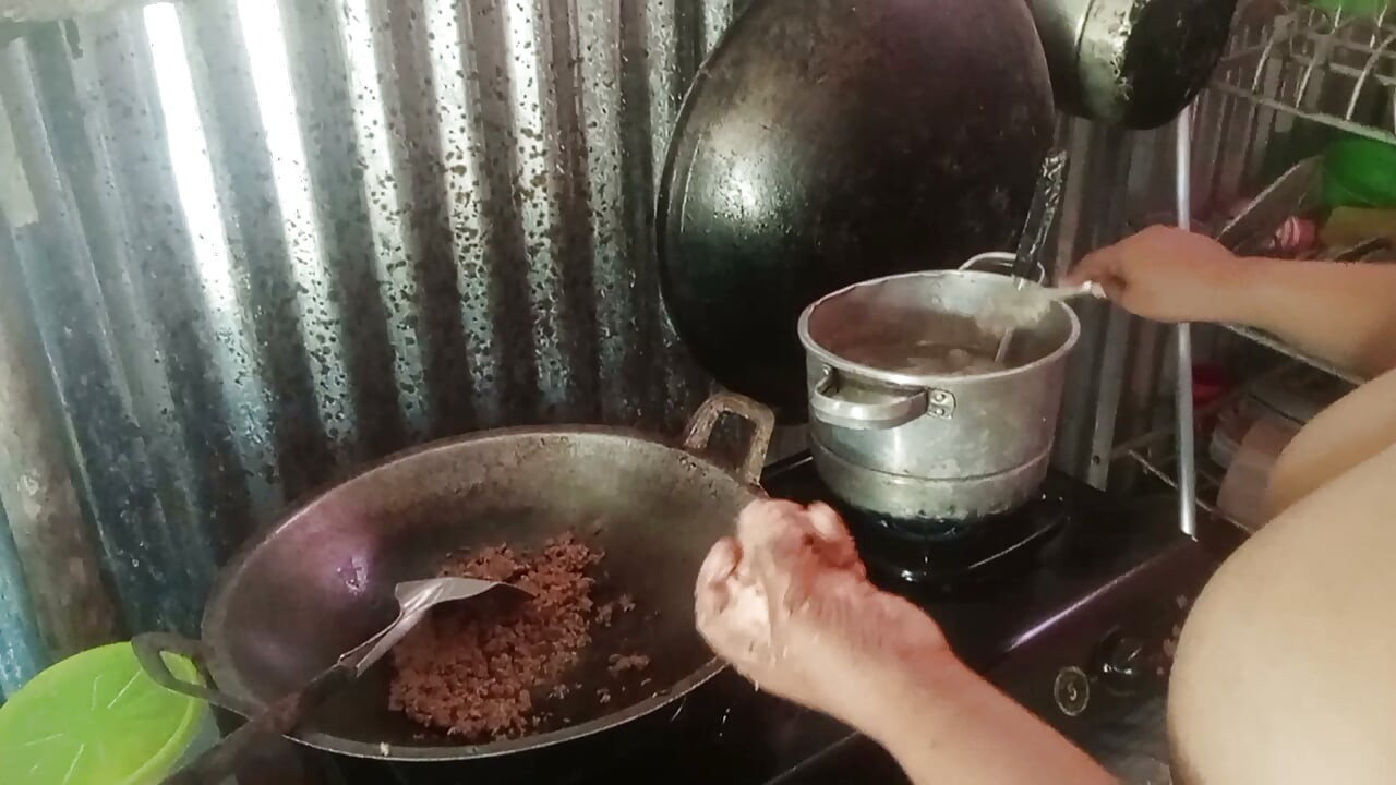 Desnudando a la suegra que está cocinando