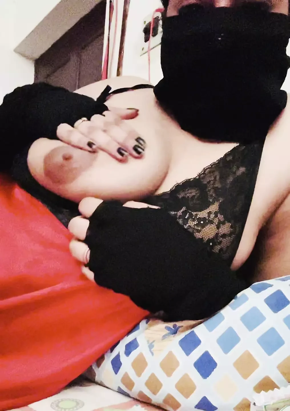 Desi bhabi mostrando le sue grandi tette .. qualcuno vuoi?