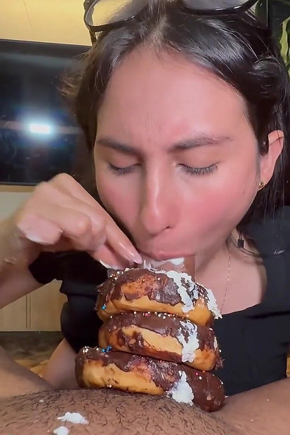 Menelan Air Mani Teman Lelaki Saya Dalam Donat