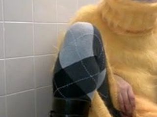 Masturbando em vestido amarelo sewater