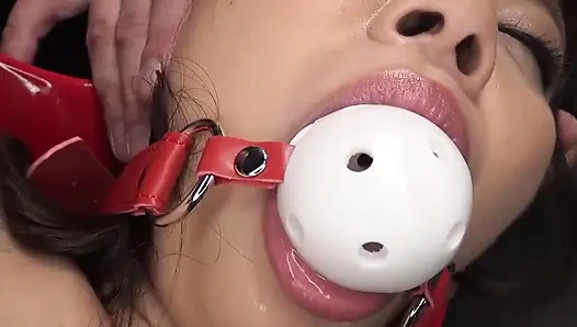 Bağlı kıllı esmer hatun çığlık atarak orgazm olmak için oyuncakla sikiliyor