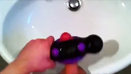 Yeni oyuncak boşalması