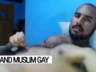 Мусульманский арабский спортсмен дрочит для зрителей-геев - арабский гей