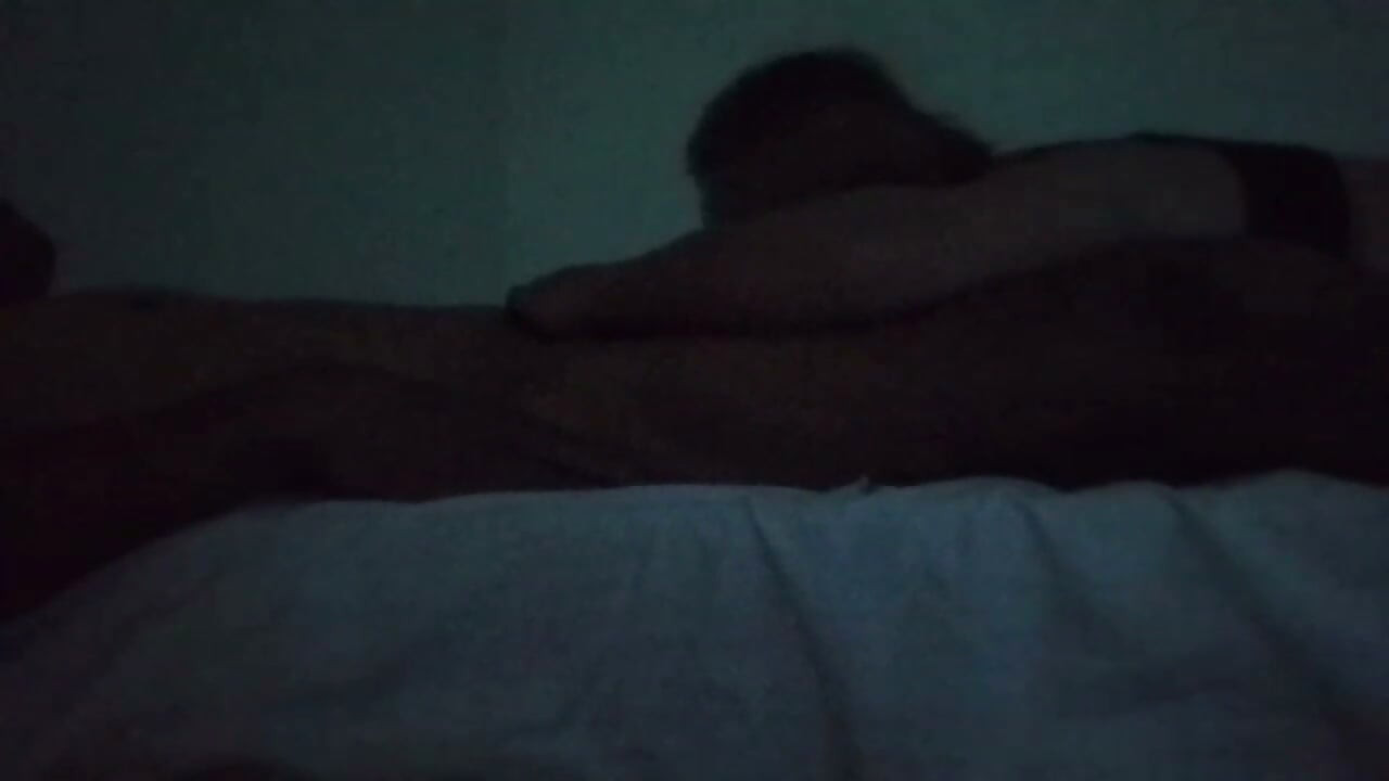 Madre gordita gimiendo como loca después de que le coman el coño