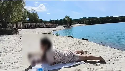 Hampir ketahuan telanjang di pantai.