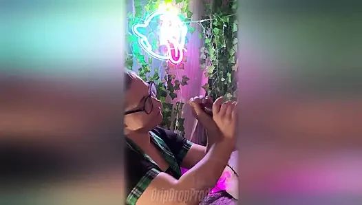 Kamera Arkası!! Bayan Kay Lee dölünü yüzüne sağana kadar seni emiyor!!