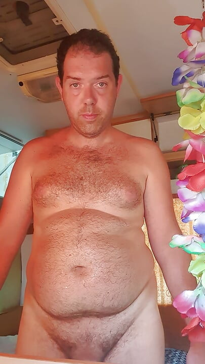 Nagi chłopiec rano