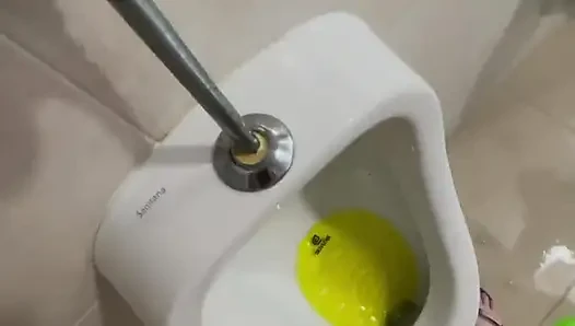 Umumi tuvaletlerde tamamen çıplak işemeye cüret ediyor