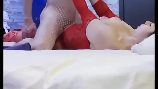 Сучки с сочными задницами сняли комнату для секса