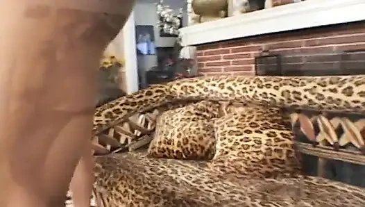 Белый паренек наклоняет черную шлюшку и бурит ее сзади