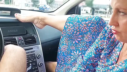 Amatör Sarışın Olgun Karısı Oral Ve Ayak İbadetinden Zevk Alıyor