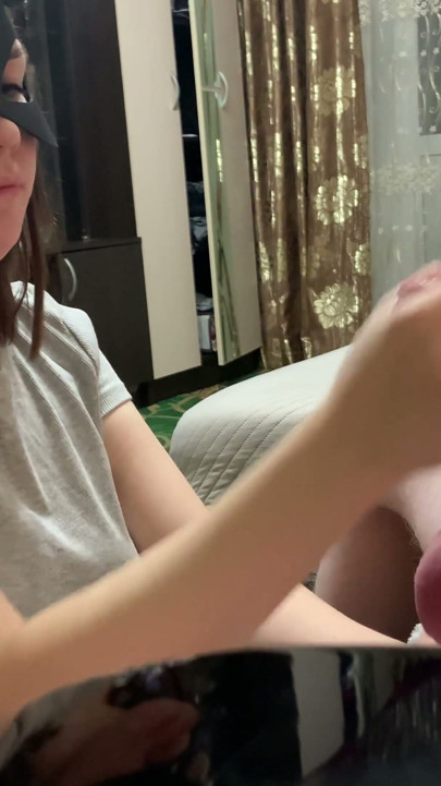 鸡巴环挤压一个大鸡巴和美丽的球 - Cfnm 打手枪 | 短片 1