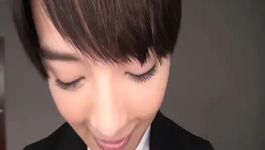 Si cantik rambut pendek tajam ai ungkap sisi sensitifnya dalam perjumpaan yang intim dan dalam banget