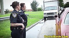 La poliziotta dominatrice chiede al sospetto di scoparla