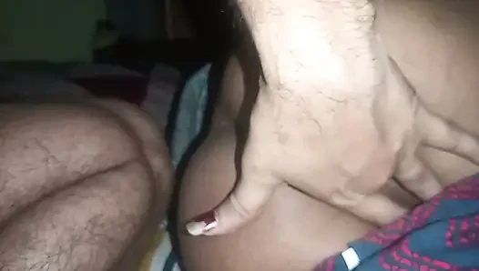 Hintli kadın ışıkları söndürerek seks yapıyor