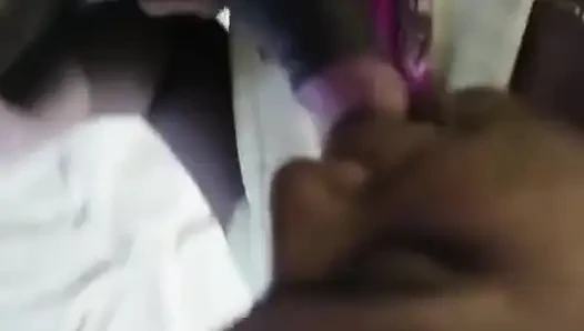Istri dengan sarees berlutut sepong kontol