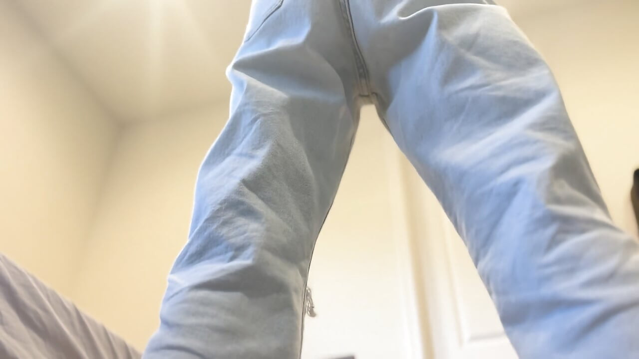 Giganta sentadillas en jeans