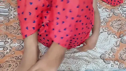 Hintli üvey erkek kardeş kız kardeşine ev ödevinde yardım ediyor