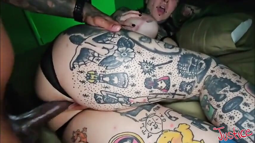Enorme tieten getatoeëerde babe Rosa houdt van grote zwarte lul pov met bts