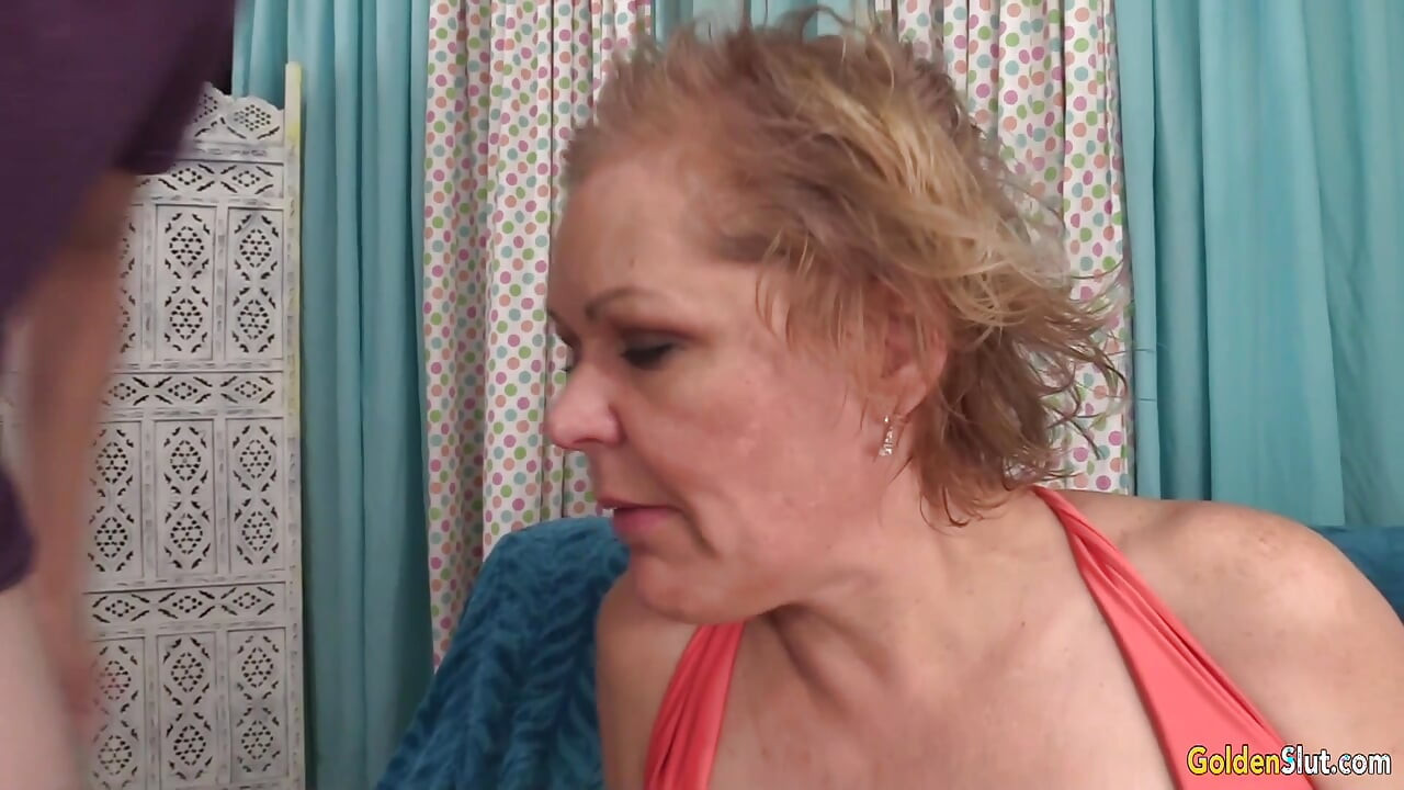 Lucky Guy Passionately Drills Hot Granny Kelly Leigh