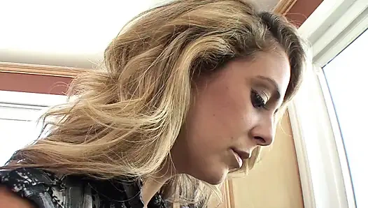 Üvey anne üvey kızıyla amlarını ovuyor