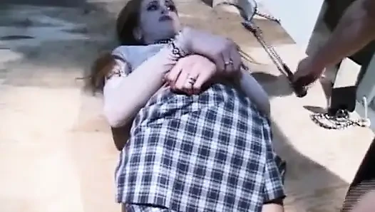 Dominante blonde MILF bestraft brünettes schätzchen in wilder fetisch-session