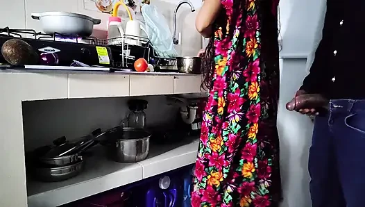 YEMEK YAPıYOR VE SIKIŞIYOR