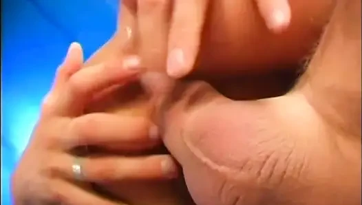 Sıkı amcıklı güzel seksi genç kız klasik büyük yarakla sikiliyor ve ağzına boşaltıyor