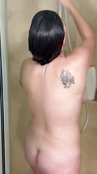 Häller vatten på min fitta för att göra mig kåt