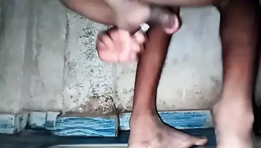 Un villageois indien branle sous la douche jusqu’aux toilettes INDxdesi
