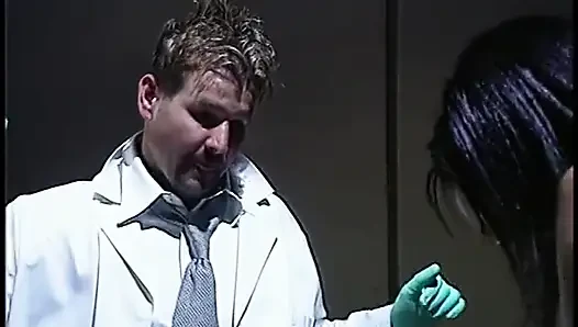 Nettes gesicht, ebenholz versucht, ihren arzt für ein wildes ficken zu verführen